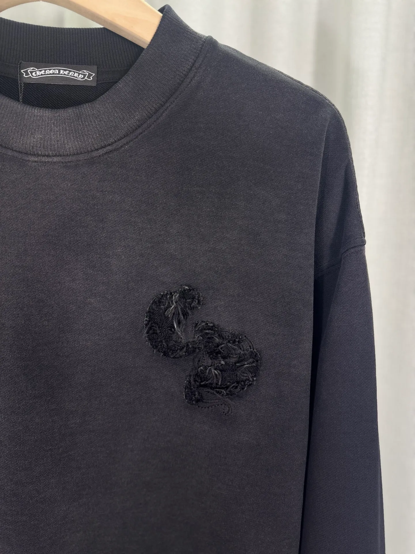 P260 top version, real shot without P, ​​different from market currency) 𝗖𝗵𝗿𝗼𝗺𝗲 𝗛𝗲𝗮𝗿𝘁𝘀/Cro Heart 2025 washed patch embroidery autumn and winter new original single counter American laser burnt 3D three-dimensional color embroidered couple casual sweatshirt 👑The highest version! Customized fabric 430g tripe terry fabric! American acid-washed and distressed original fabric laser burnt ✟appliqué embroidery and exquisite embroidery of letters! The best-selling model in the counter, very comfortable to wear. Accessories: original molded and authenticated collar label➕100% silk wash label. Genuine purchase-grade original hangtag➕matching hanging rope➕3D hanging beads➕original packaging bag. Craftsmanship: The original version has consistent wiring! The highest version of the armhole matching technique! Color: Red Black Size: S M L XL Style No.: 9308